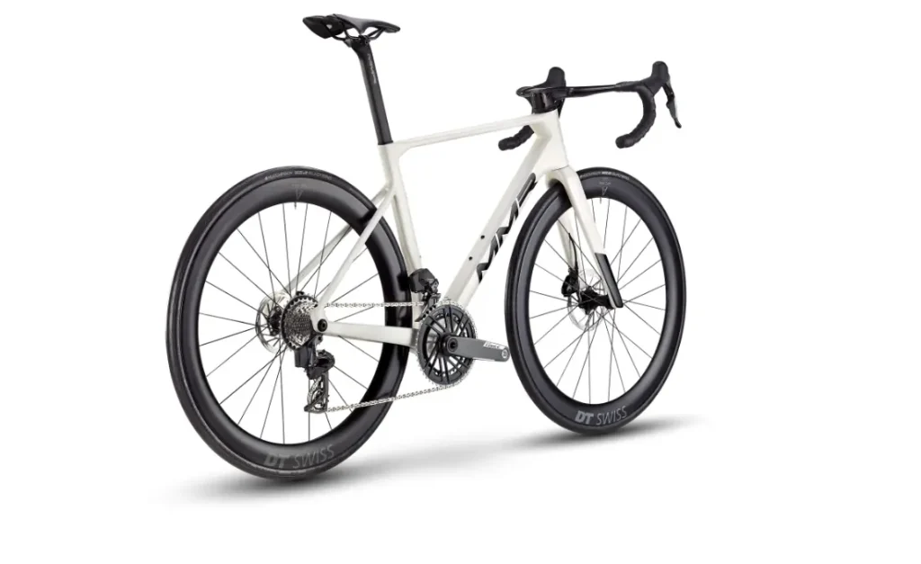 Bicicleta de carretera MMR Aelion blanca con cuadro aerodinámico, ruedas DT Swiss de sección profunda, manillar rebajado y frenos de disco, mostrada sobre fondo blanco: una auténtica bici total para los entusiastas de la velocidad.