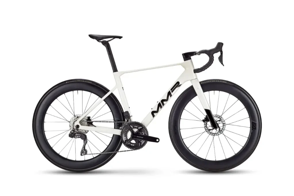 Bicicleta de carretera MMR Aelion de color blanco con manillar rebajado, ruedas negras y frenos de disco, con el logotipo "MMR" en el cuadro. Vista lateral sobre fondo blanco-un auténtico acento asturiano en bici total.