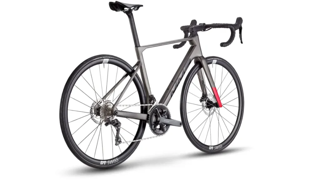 Una moderna bicicleta de carretera MMR Aelion con cuadro gris mate, manillar rebajado, frenos de disco y ruedas DT Swiss sobre fondo blanco.