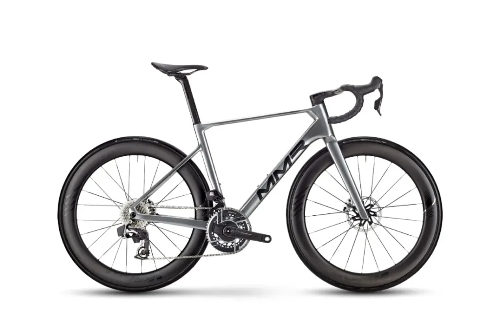 Bicicleta de carretera MMR Aelion plateada con cuadro aerodinámico, manillar rebajado, ruedas de sección profunda y frenos de disco, vista de perfil sobre fondo blanco.