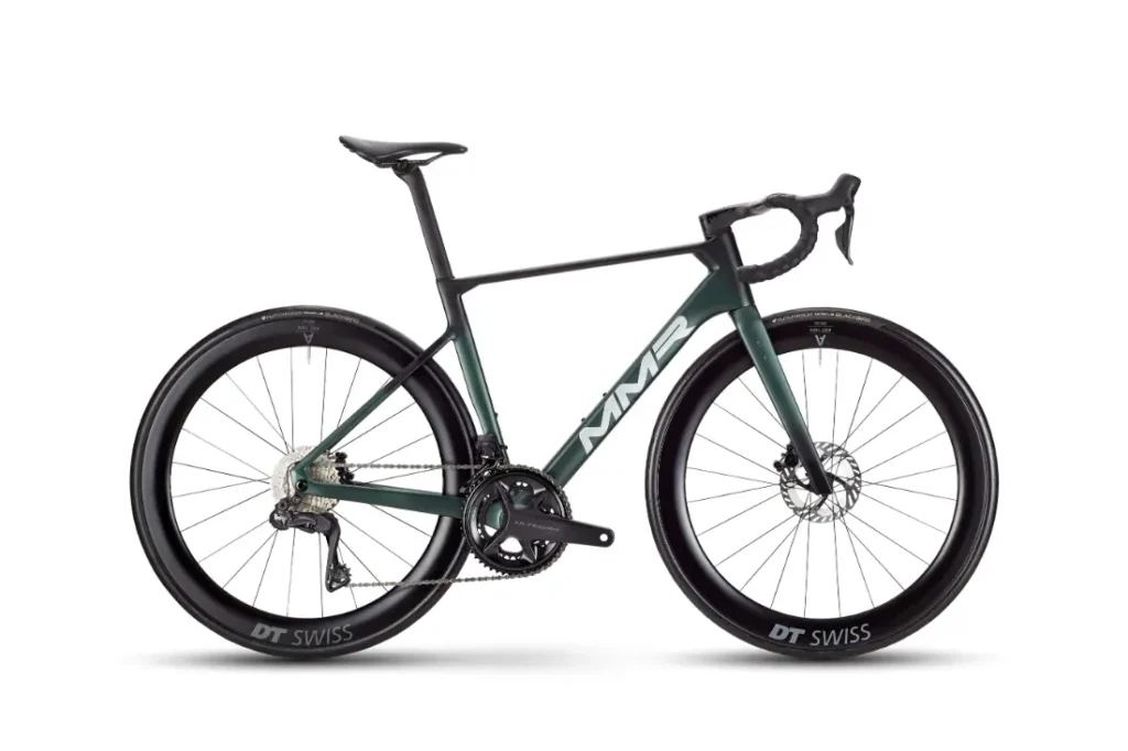 Una moderna bicicleta de carretera MMR Aelion con manillar rebajado, ruedas de sección profunda, frenos de disco y la marca "NMR" en el cuadro, mostrada sobre un fondo blanco, perfecta para los amantes de la bici total.