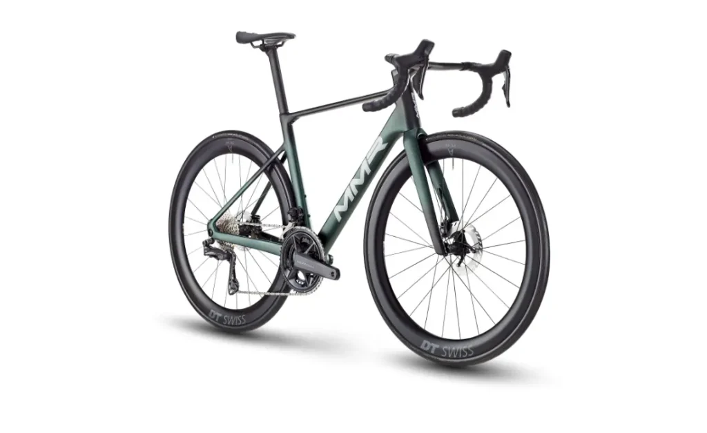 La MMR Aelion SL es una bicicleta de carretera con manillar rebajado, cuadro aerodinámico, frenos de disco y ruedas DT Swiss de sección profunda, mostrada sobre un fondo blanco, una auténtica bici total para los entusiastas del rendimiento.
