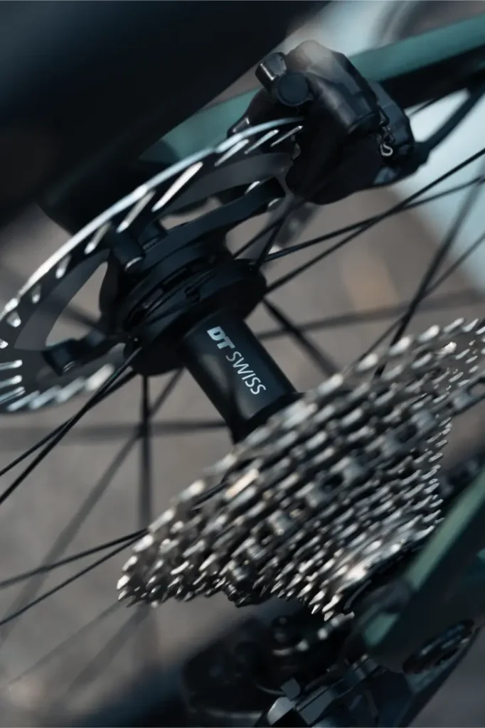 Primer plano de una rueda trasera bici total en una MMR Aelion, destacando el freno de disco, el casete y el buje DT Swiss.
