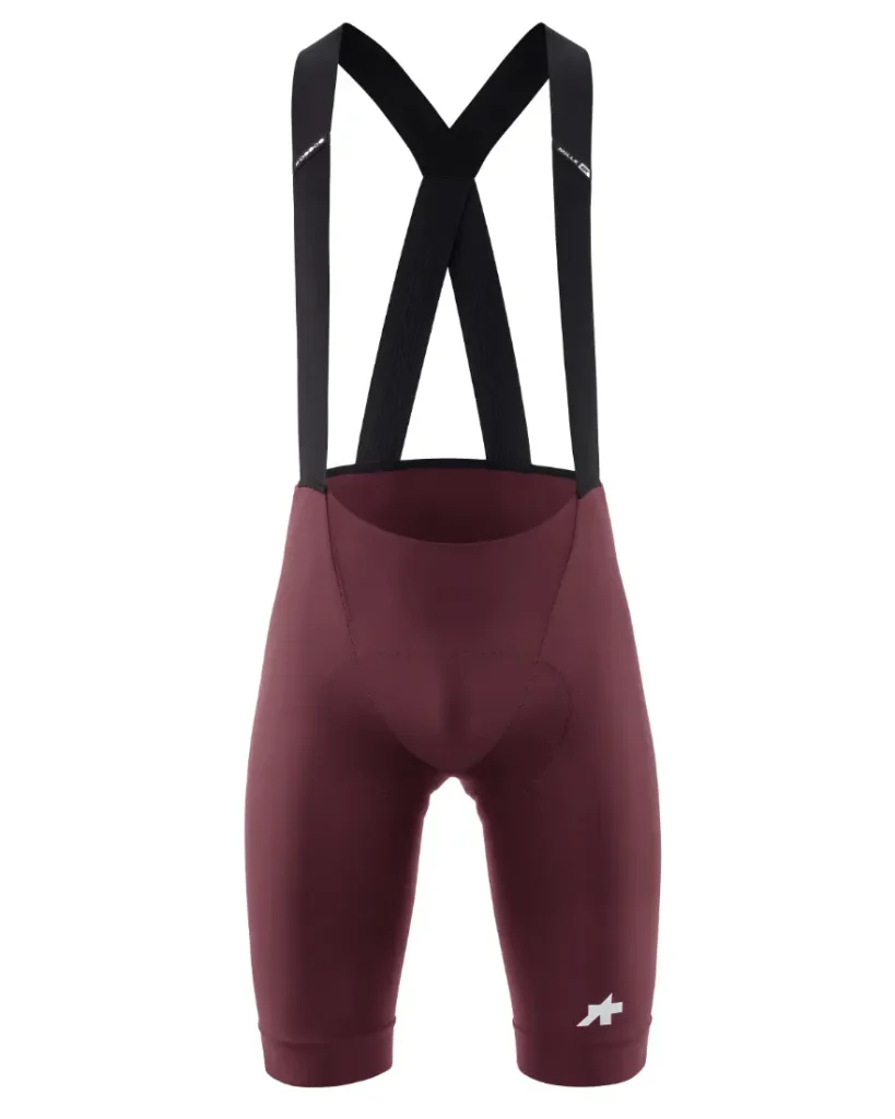 Culotte con tirantes ASSOS MILLE GT S11 de color granate con tirantes negros y logotipo blanco en la pernera izquierda, diseñado para un confort inteligente, visualizado sobre un fondo blanco liso.