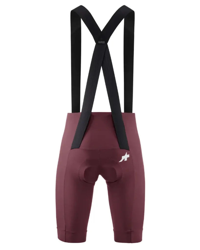 Culotte ASSOS MILLE GT S11 de color granate con tirantes negros, zona de asiento acolchada para mayor comodidad inteligente y logotipo blanco en la espalda, sobre fondo blanco, perfecto para los ciclistas que buscan una verdadera evolución.