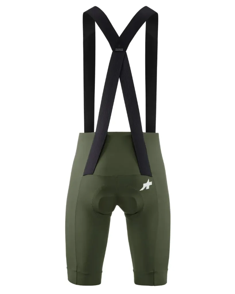 Culotte con tirantes ASSOS MILLE GT S11 de color verde con tirantes negros y logotipo blanco en la espalda, que ofrece confort inteligente y se muestra sobre un fondo liso.
