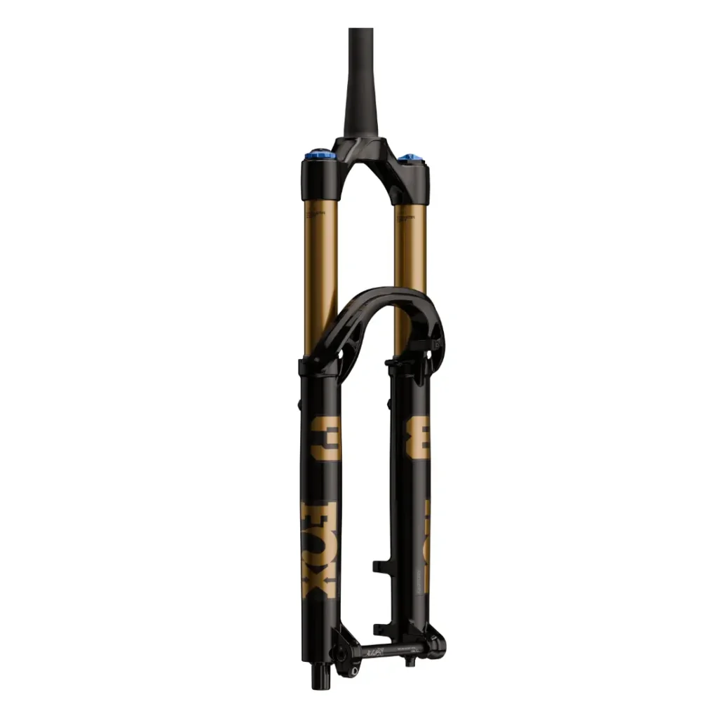 Una horquilla de suspensión FOX 38 para bicicleta de montaña con montantes dorados, bajos negros y mandos de ajuste azules ofrece un control superior para los recorridos de enduro, mostrada sobre un fondo blanco.