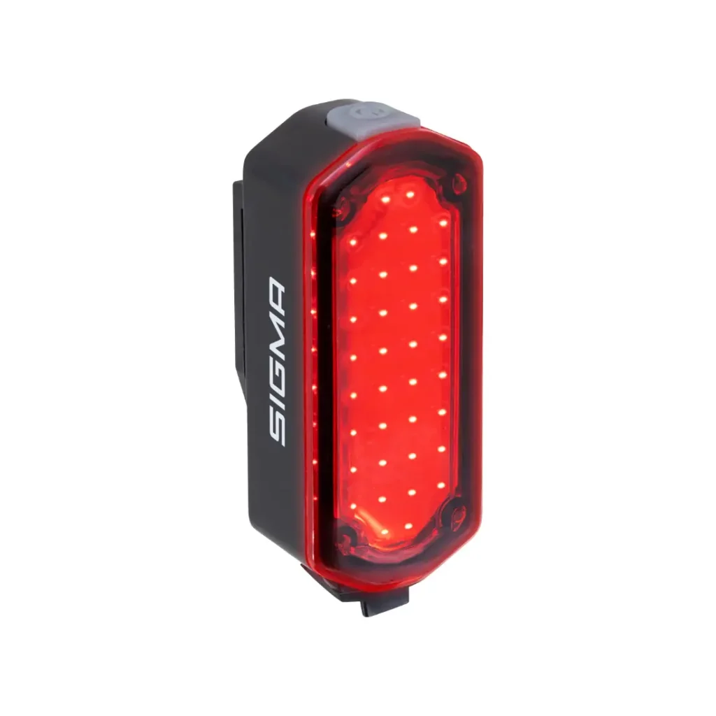Luz trasera rectangular para bicicleta SIGMA NYTE CLIP con múltiples LED rojos, carcasa negra y botón de encendido gris en la parte superior.