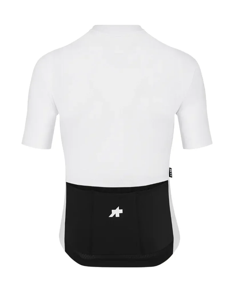 Vista trasera del maillot de ciclismo ASSOS MILLE GT S11 blanco de manga corta, con la parte inferior negra y un pequeño logotipo blanco en el bolsillo trasero para un confort inteligente y una evolución real.