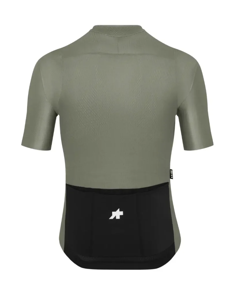 Maillot de ciclismo ASSOS MILLE GT S11 de manga corta y color verde oliva, con un panel negro en la parte inferior de la espalda, un pequeño logotipo blanco y bolsillos de malla para un confort inteligente y una evolución real.
