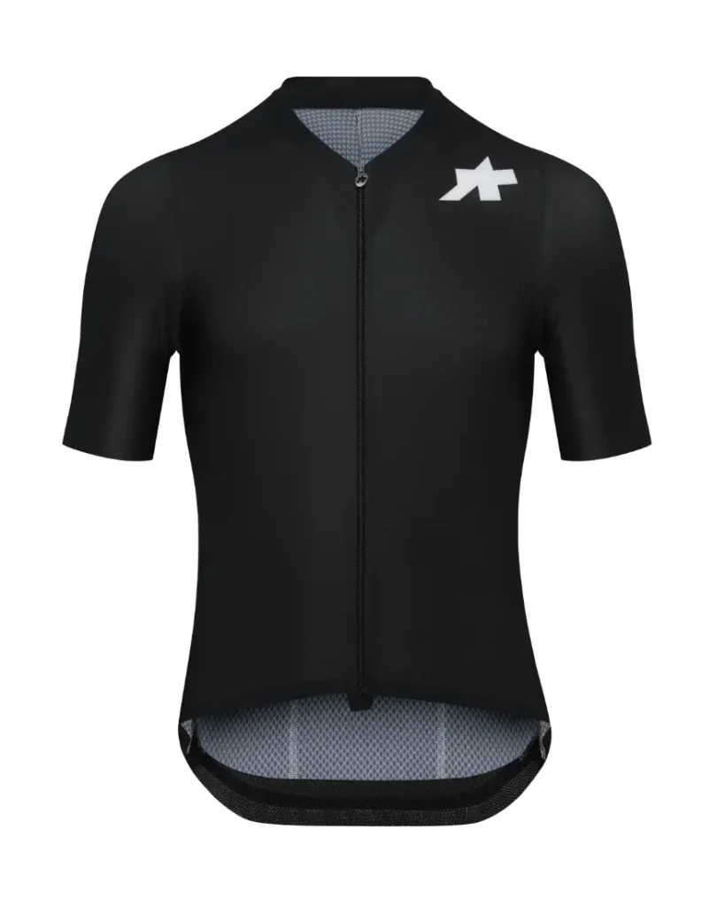 Maillot ciclista negro de manga corta con cremallera frontal y logotipo blanco en el hombro izquierdo, con diseño ASSOS MILLE GT S11 para confort inteligente, sobre fondo liso.