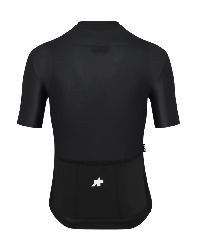 Maillot negro de manga corta mostrado por detrás, con tres bolsillos traseros y un pequeño logotipo blanco cerca de la parte inferior central. Experimenta el confort inteligente con el ASSOS MILLE GT S11 para una evolución real en cada salida.