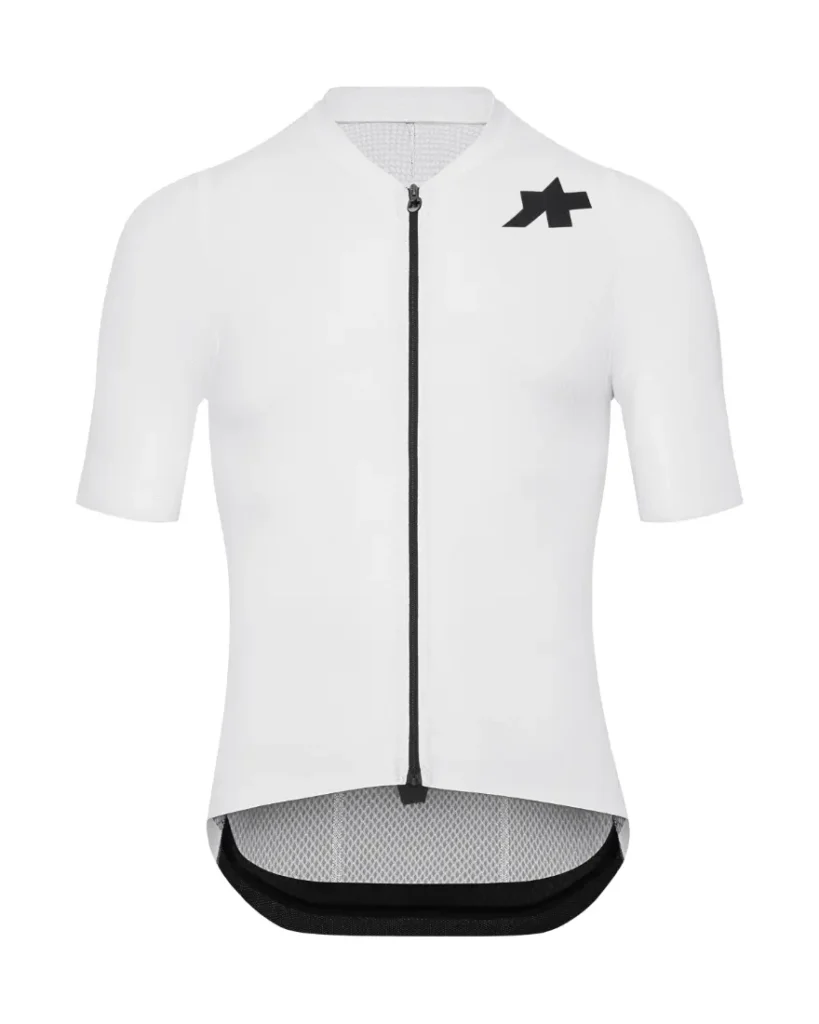 Un maillot de ciclismo blanco de manga corta con ASSOS MILLE GT S11 evolución real, con una cremallera negra completa y un logotipo negro en el hombro izquierdo para un confort inteligente en cada salida.