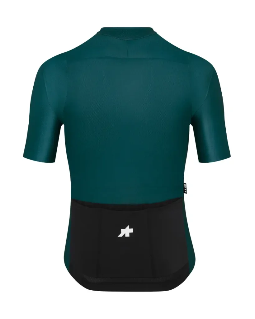 Maillot de ciclismo de manga corta de color verde azulado con bolsillos traseros negros, visto desde atrás, con un pequeño logotipo blanco en el bolsillo que muestra ASSOS MILLE GT S11 evolución real para un confort inteligente en cada salida.