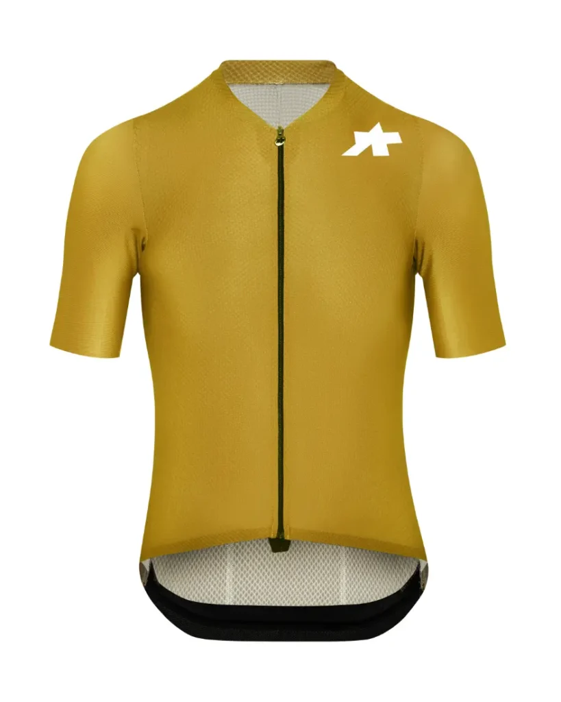 Maillot ciclista dorado de manga corta con cremallera frontal, logotipo blanco en el pecho izquierdo y confort inteligente inspirado en el ASSOS MILLE GT S11 para una auténtica evolución.