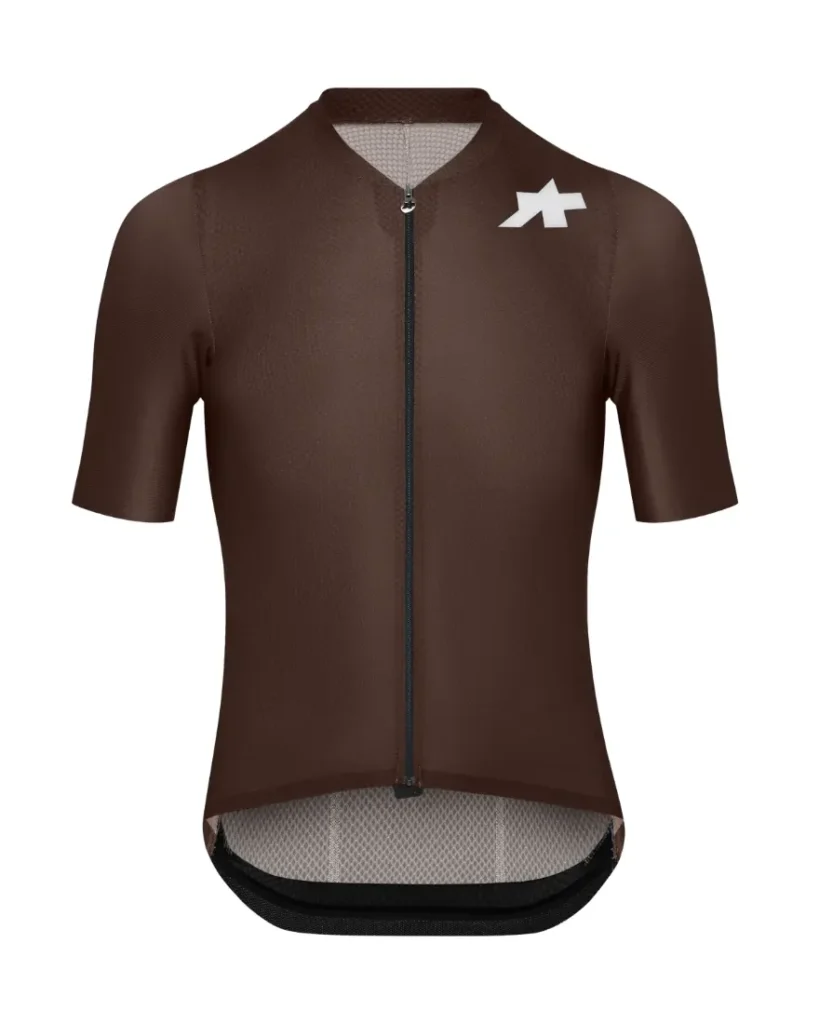 Maillot de ciclismo ASSOS MILLE GT S11 de manga corta, color marrón, con cremallera frontal completa y logotipo blanco en el hombro izquierdo, diseñado para un confort inteligente y una evolución real en cada ruta.