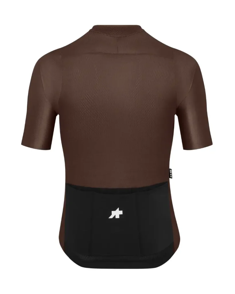 Maillot de ciclismo ASSOS MILLE GT S11 marrón de manga corta visto desde atrás, con bolsillos traseros negros y un pequeño logotipo blanco en el bolsillo inferior, que representa el confort inteligente y la evolución real en cada salida.