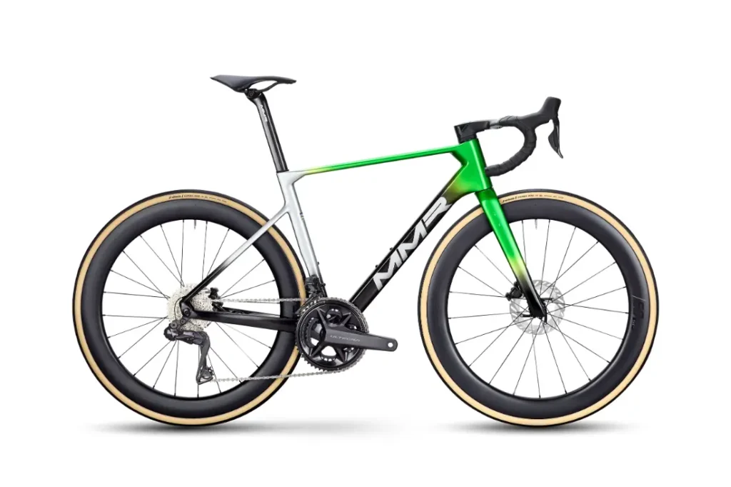 Sobre fondo blanco se muestra una moderna bicicleta de carretera MMR Aelion SL con cuadro verde, negro y blanco, ruedas de sección profunda, manillar rebajado y frenos de disco.