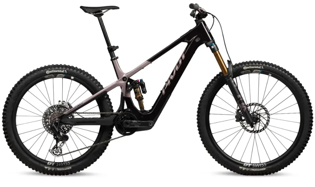 Una bicicleta de montaña Avinox M2S de suspensión total con cuadro negro y rosa, neumáticos anchos de tacos y componentes de suspensión avanzados, mostrada de perfil sobre fondo blanco.