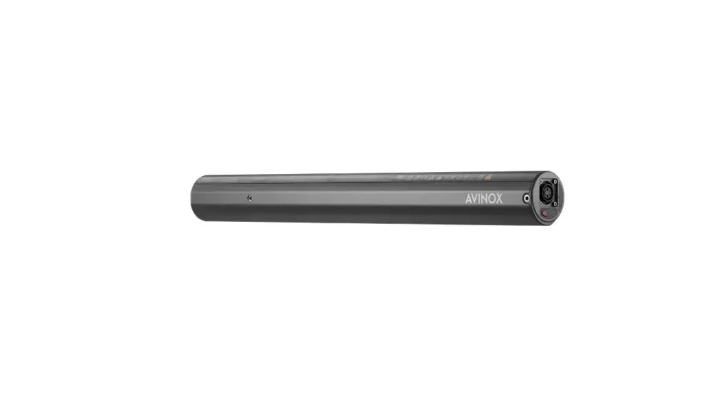 Un dispositivo Avinox M2 cilíndrico, negro, con una lente y sensores en un extremo, etiquetado "AVNOX" en el lateral, aislado sobre fondo blanco.