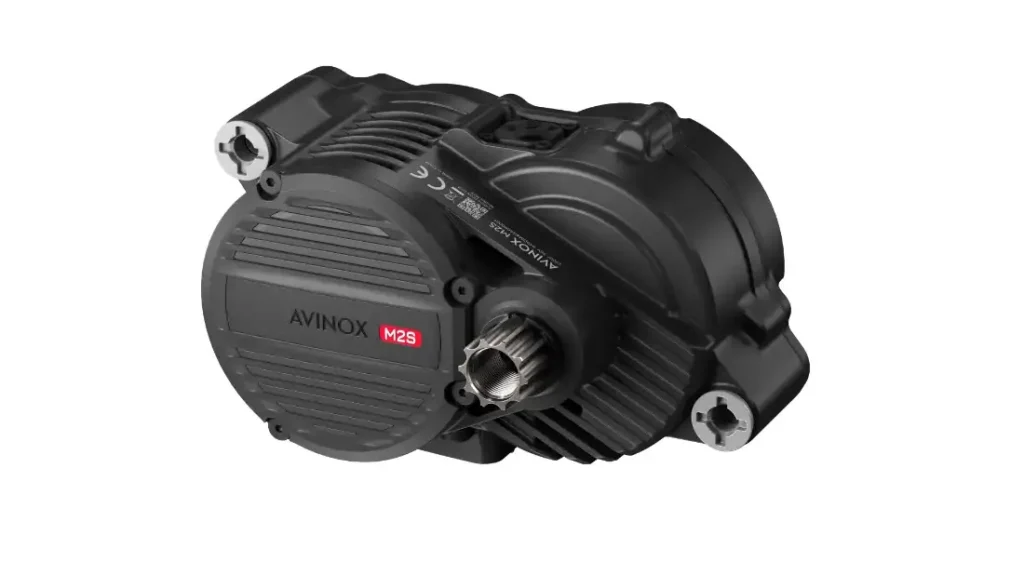 Motor Avinox M2S negro de transmisión central para bicicletas eléctricas, sobre fondo blanco.