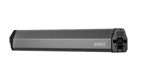 Un dispositivo electrónico rectangular, negro y gris, con la etiqueta "AVINOX M2S", que presenta un puerto conector en uno de sus extremos.