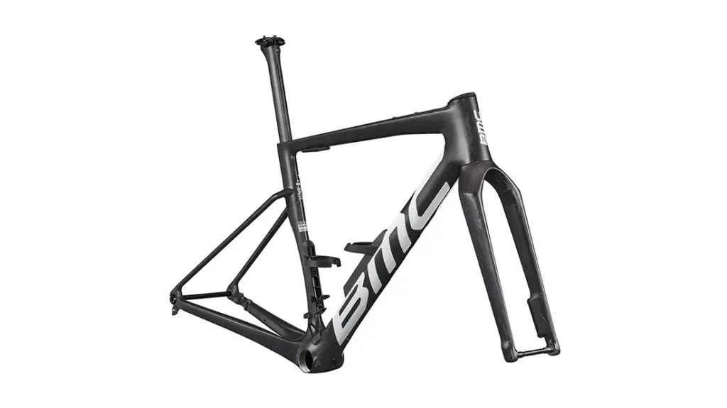 Cuadro y horquilla BMC Kaius 01 negro mate con logotipo blanco, mostrados sin ruedas, manillar ni transmisión, sobre un fondo blanco liso, ideal para construir una bicicleta rápida.