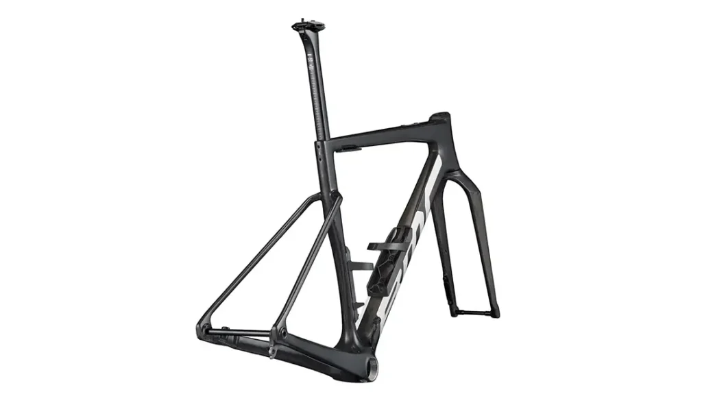 Un cuadro de bicicleta de carretera BMC Kaius 01 de fibra de carbono negro sin ruedas, manillar ni componentes de transmisión, visto desde un ángulo trasero: la base perfecta para una bicicleta rápida y actual.