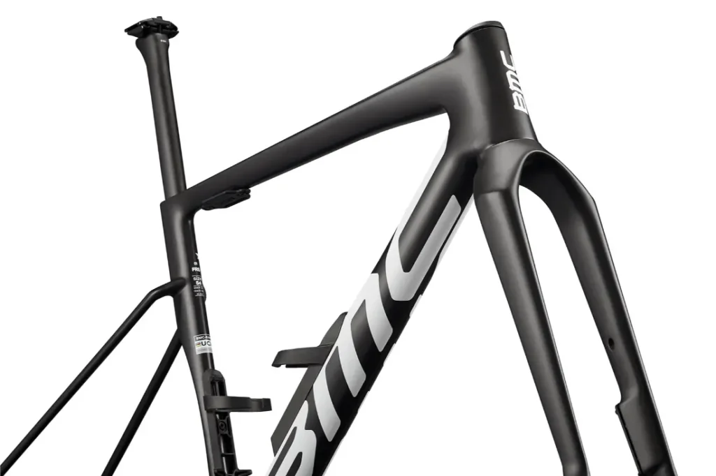 Primer plano de un cuadro negro de bicicleta BMC Kaius 01, que muestra el tubo superior, el tubo de sillín y la horquilla delantera sobre un fondo blanco, resaltando el diseño de una bicicleta rápida.