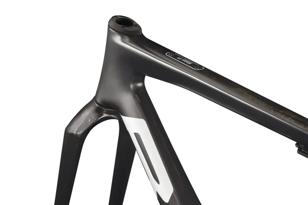 Primer plano de un cuadro de bicicleta BMC Kaius 01 con detalles en blanco, que muestra el tubo superior, el tubo de dirección y parte de la horquilla: una opción elegante para los entusiastas del ciclismo.
