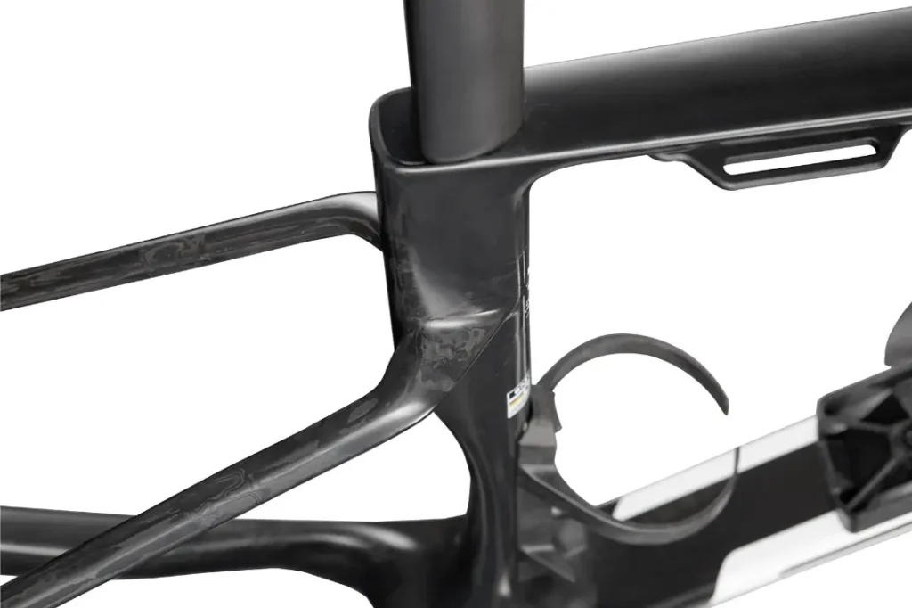 Primer plano de un cuadro BMC Kaius 01 negro de fibra de carbono, centrado en la unión del tubo de sillín y el soporte del portabidón, mostrando esta bicicleta rápida sobre un fondo blanco.