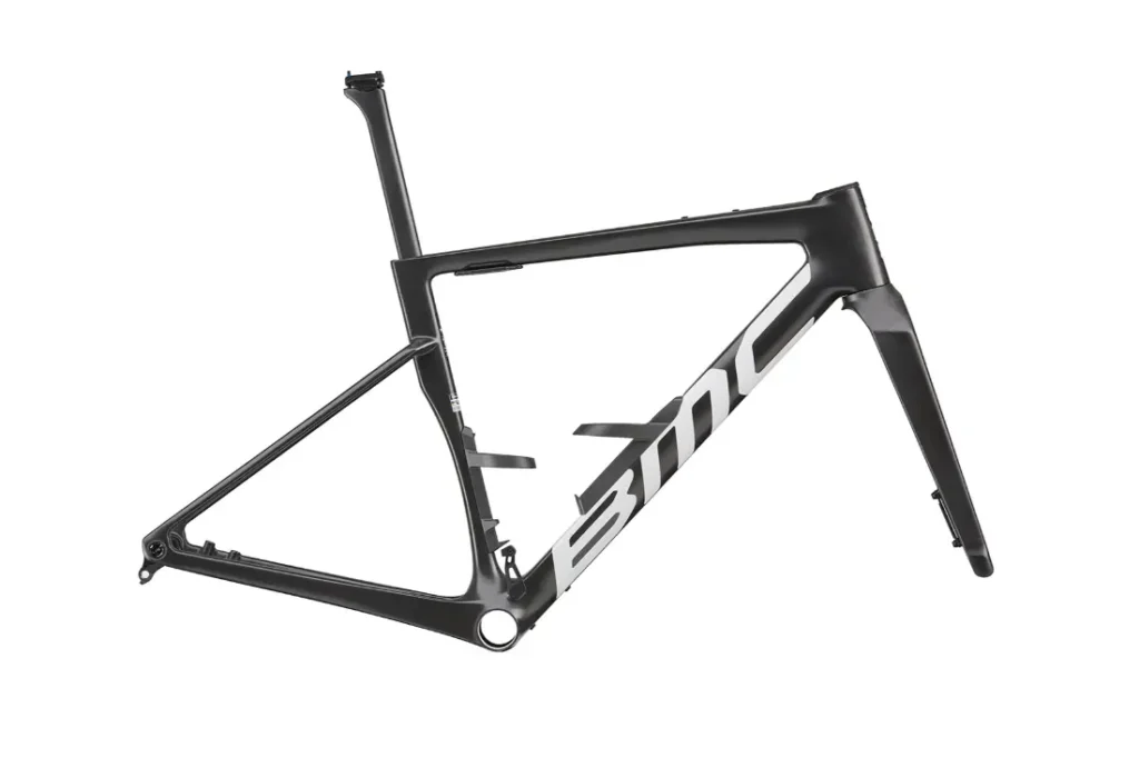 Un cuadro de bicicleta de carretera BMC Kaius 01 en blanco y negro, mostrado sin ruedas, manillar ni otros componentes, sobre un fondo blanco liso: una opción ideal para quien busque una bicicleta rápida y actual.