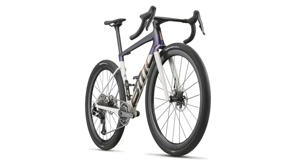 Una moderna bicicleta rápida con manillar rebajado, neumáticos gruesos y un elegante cuadro en morado y blanco, visto desde un ángulo lateral trasero, que recuerda a la BMC Kaius 01.