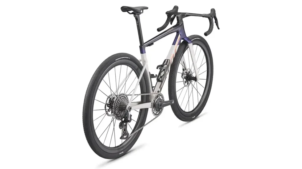 Una moderna bicicleta de carretera BMC Kaius 01 con manillar rebajado, frenos de disco y neumáticos anchos se muestra desde un ángulo trasero sobre un fondo blanco liso.