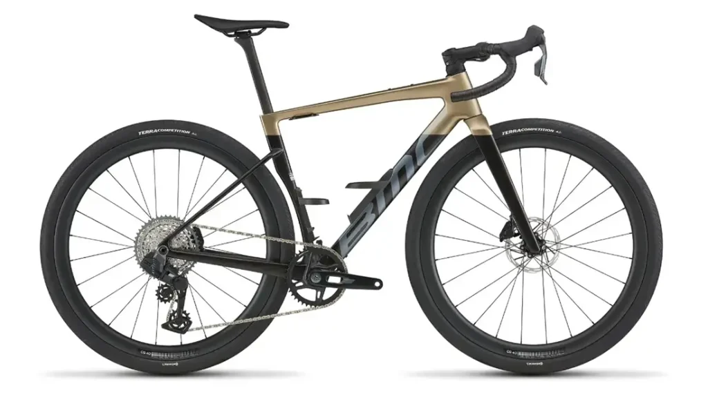 Una moderna bicicleta rápida con cuadro dorado y negro, manillar rebajado, frenos de disco, ruedas de sección profunda y un elegante diseño aerodinámico inspirado en la BMC Kaius 01.
