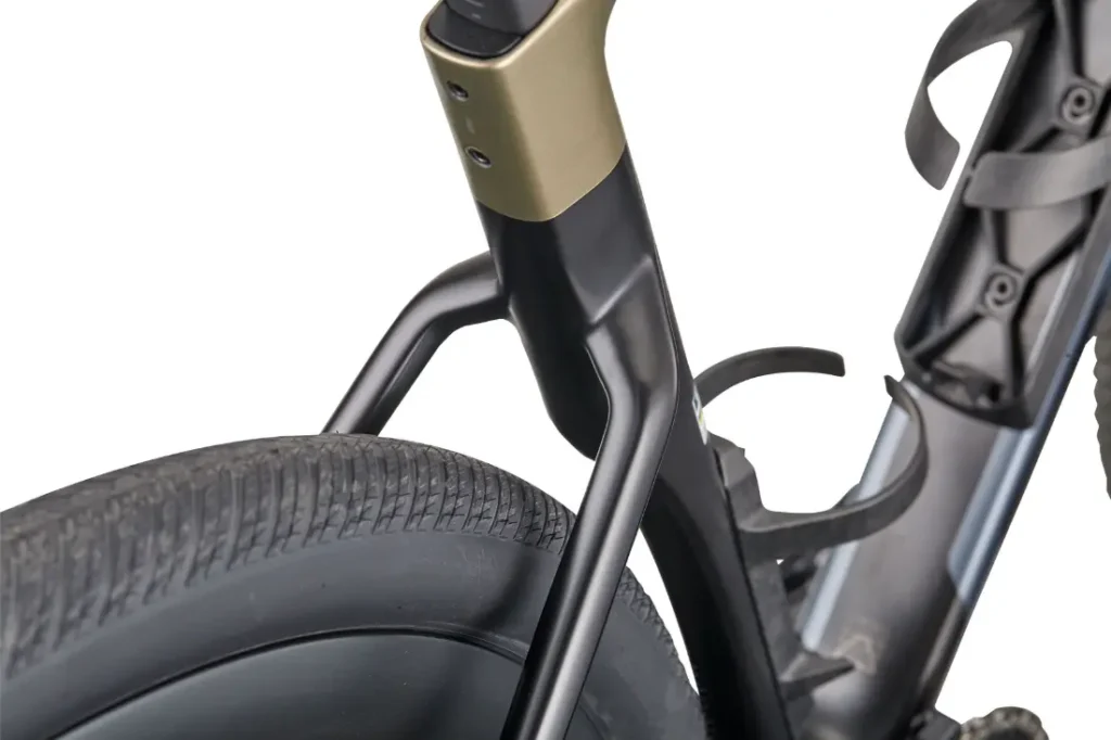 Detalle del cuadro trasero de una bicicleta BMC Kaius 01, que muestra el tubo de sillín, los tirantes y la cubierta trasera con un portabidón montado para una conducción más rápida.