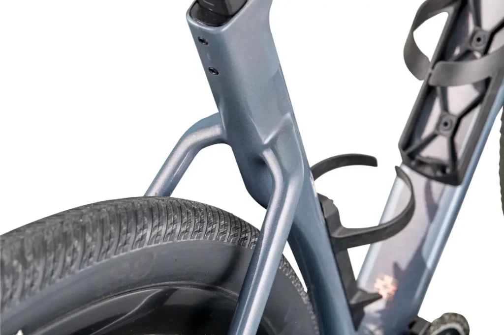 Primer plano de un cuadro BMC Kaius 01 que muestra la cubierta trasera, el tubo del sillín, los tirantes y el portabidón sobre un fondo blanco, resaltando el diseño de esta bicicleta rápida.