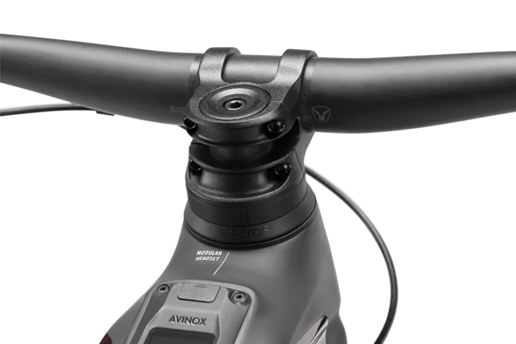 Detalle del manillar y la potencia de una bicicleta Rotwild R.EXC, en el que destaca la zona del juego de dirección modular y el tubo superior con la etiqueta "AVINOX", un diseño pensado para competir al más alto nivel.