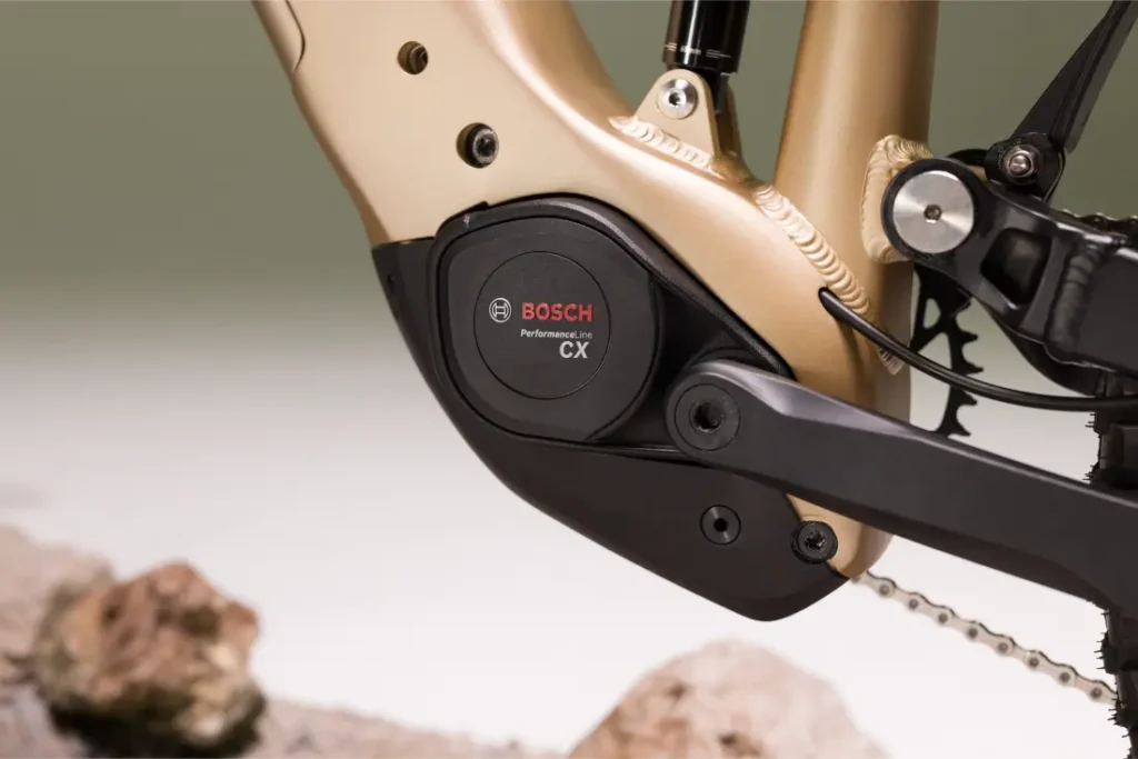 Primer plano de un motor eléctrico Bosch CX Gen5 Performance Line montado en el cuadro de una Fantic Sierra e-MTB, con el brazo de biela y parte de la cadena visibles.