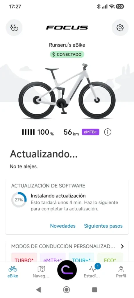 Pantalla de aplicación móvil que muestra una eBike conectada llamada "Runseru's eBike" con batería al 100%, 56 km de autonomía y una actualización de software Bosch Performance Upgrade en curso al 27%, mejorando tu experiencia bici.