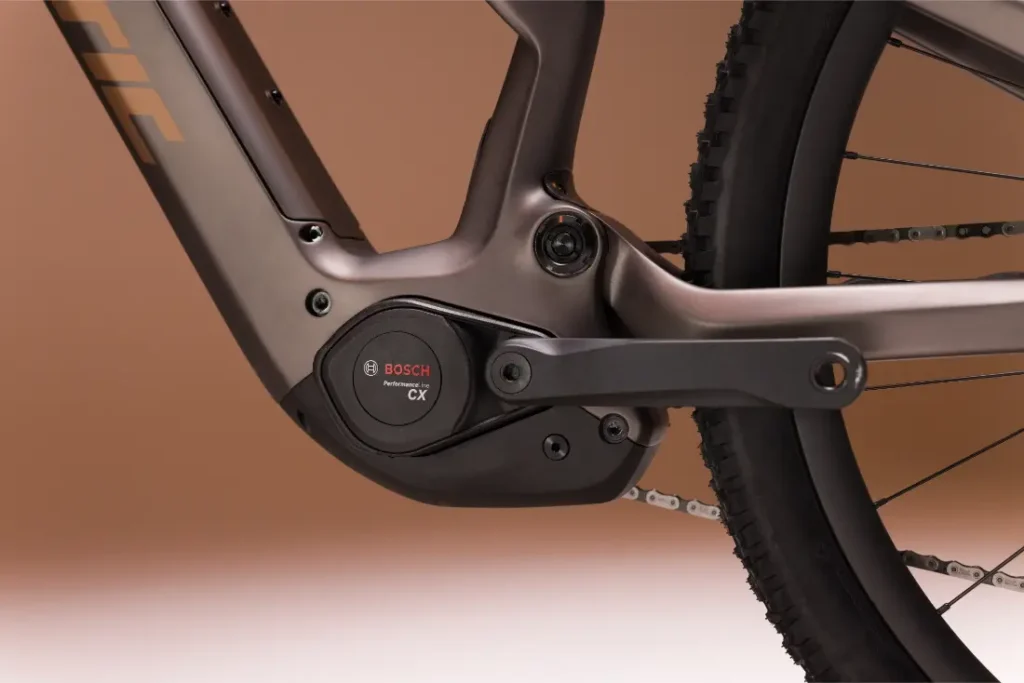 Primer plano de un motor Bosch CX Gen5 mid-drive en una Fantic Sierra e-MTB, destacando el logotipo Bosch Performance Line CX junto con parte del cuadro y la rueda trasera.