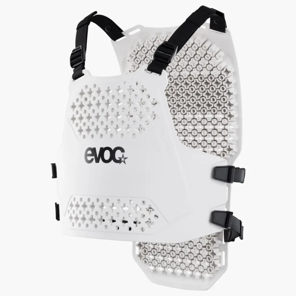 Protector de torso EVOC blanco con orificios de ventilación, correas negras ajustables y logotipo "evoc" en la parte delantera. Diseñado para la seguridad y protección del pecho y la columna vertebral. Disponible en talla XS.