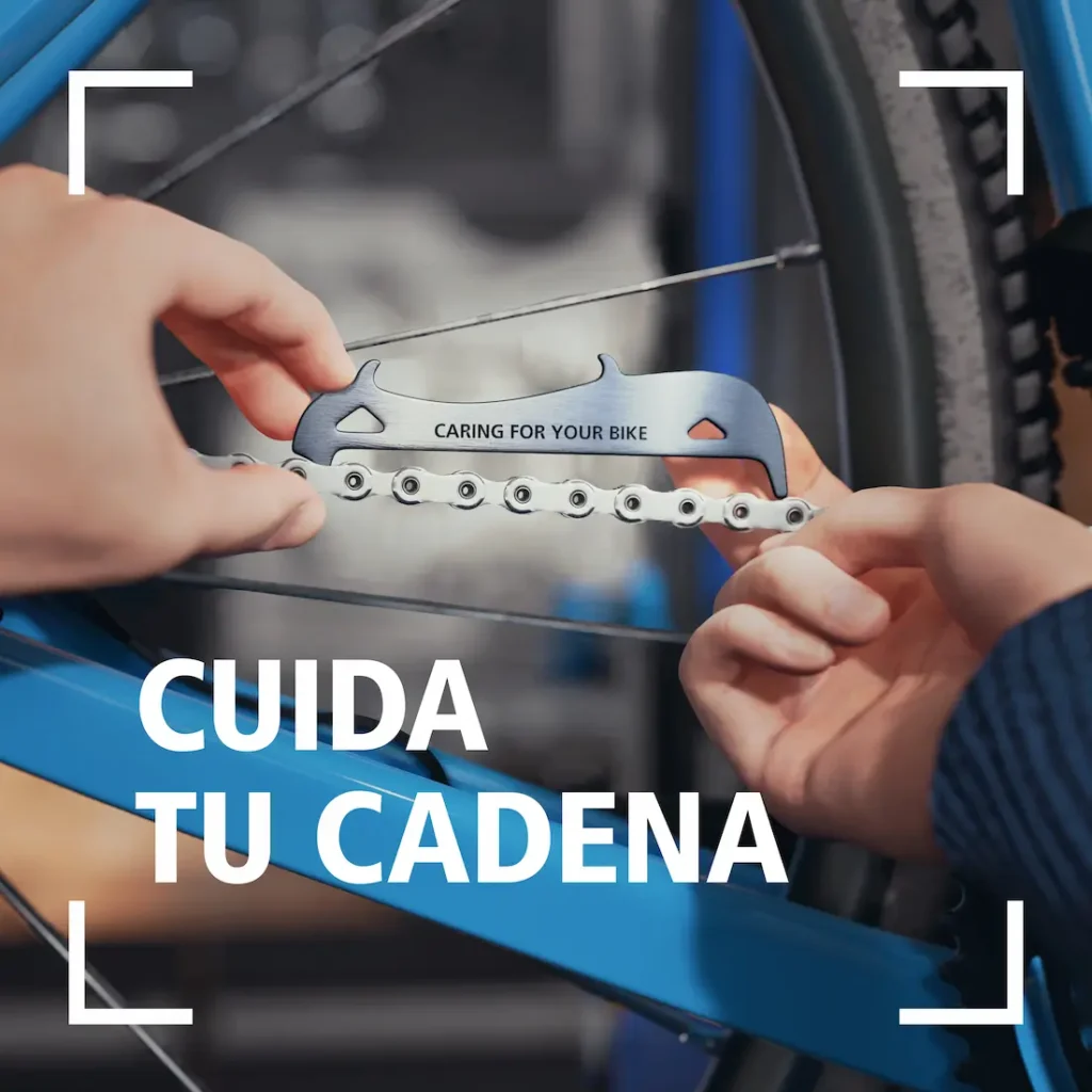 Manos que utilizan un medidor de cadena para comprobar la cadena de una bicicleta, con el texto "Cuida tu cadena" en español, perfecto para mantener tu cadena original Shimano en óptimas condiciones.