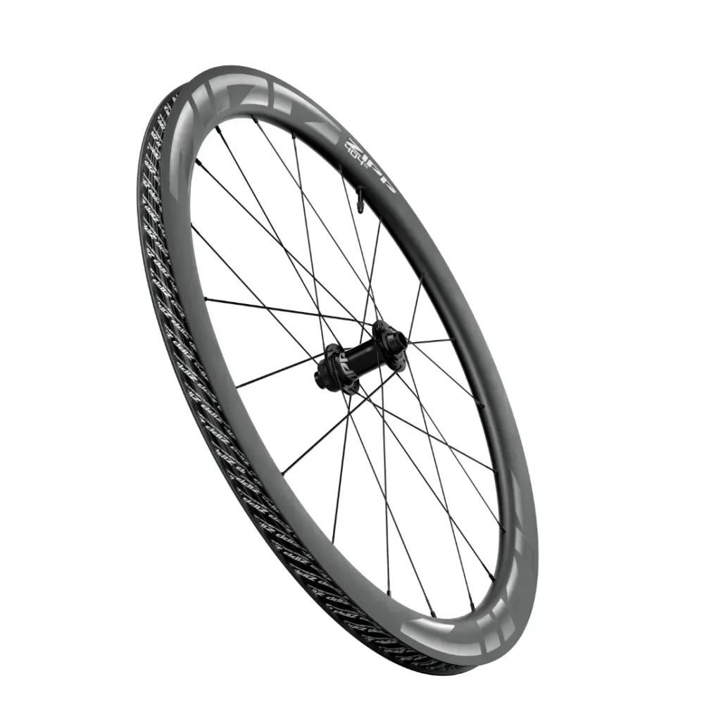 Se muestra una rueda de bicicleta Zipp 404 S, con una llanta profunda de fibra de carbono, radios negros y un buje central, sobre un fondo blanco, diseñada para potenciar la velocidad en cada salida.