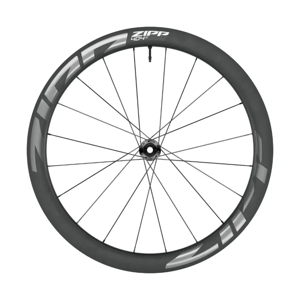 Una rueda de bicicleta Zipp 404 S de carbono con llanta de perfil alto, radios negros y el logotipo de Zipp visible en la llanta: perfecta para ciclistas que buscan velocidad y un rendimiento de primera categoría. Consulta el precio para obtener más información.