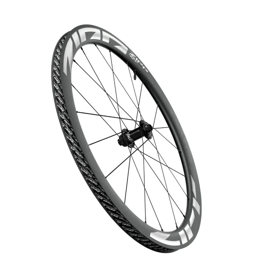 Una rueda de bicicleta Zipp 404 S aerodinámica en blanco y negro, con llanta de fibra de carbono y radios negros, fotografiada en ángulo sobre un fondo blanco, perfecta para ciclistas que valoran la velocidad y el diseño de vanguardia.