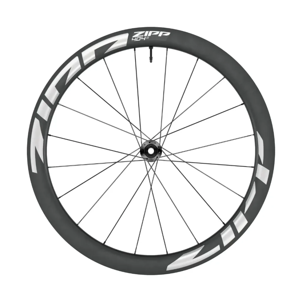 Una rueda de bicicleta Zipp 404 S de carbono con radios negros y logotipo blanco, mostrada de perfil sobre un fondo liso, diseñada para alcanzar la máxima velocidad y ofrecer un rendimiento de primera calidad a un precio asequible.