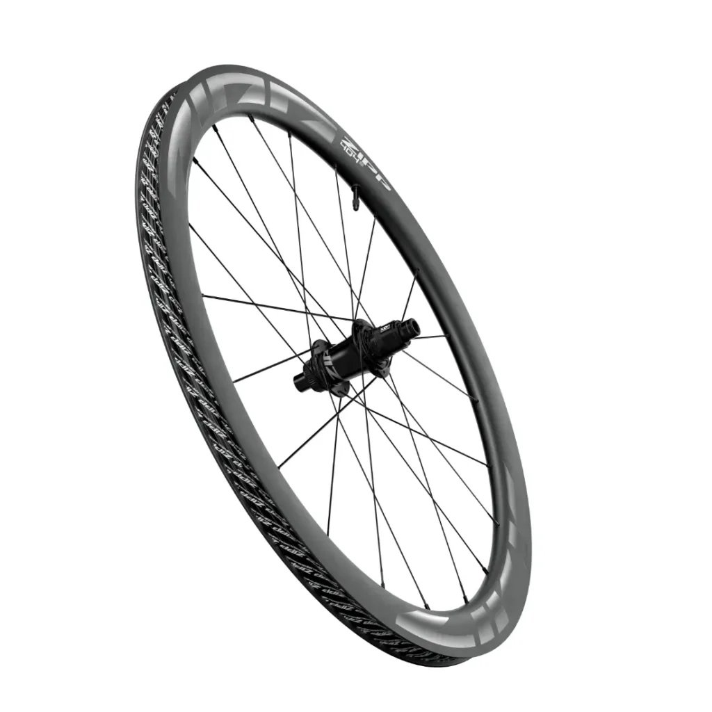 Una rueda de bicicleta Zipp 404 S con llanta de fibra de carbono, radios negros y buje central se muestra sobre un fondo blanco: ideal para los ciclistas que buscan velocidad y el máximo rendimiento.