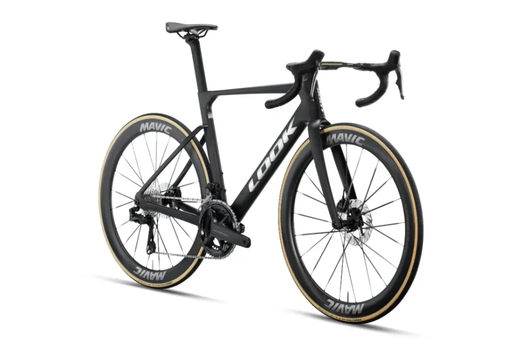 En un fondo blanco se muestra una bicicleta de carretera LOOK 795 Blade RS 3 de color negro, con ruedas de perfil alto, manillar de carretera y el logotipo «LOOK» en el cuadro.