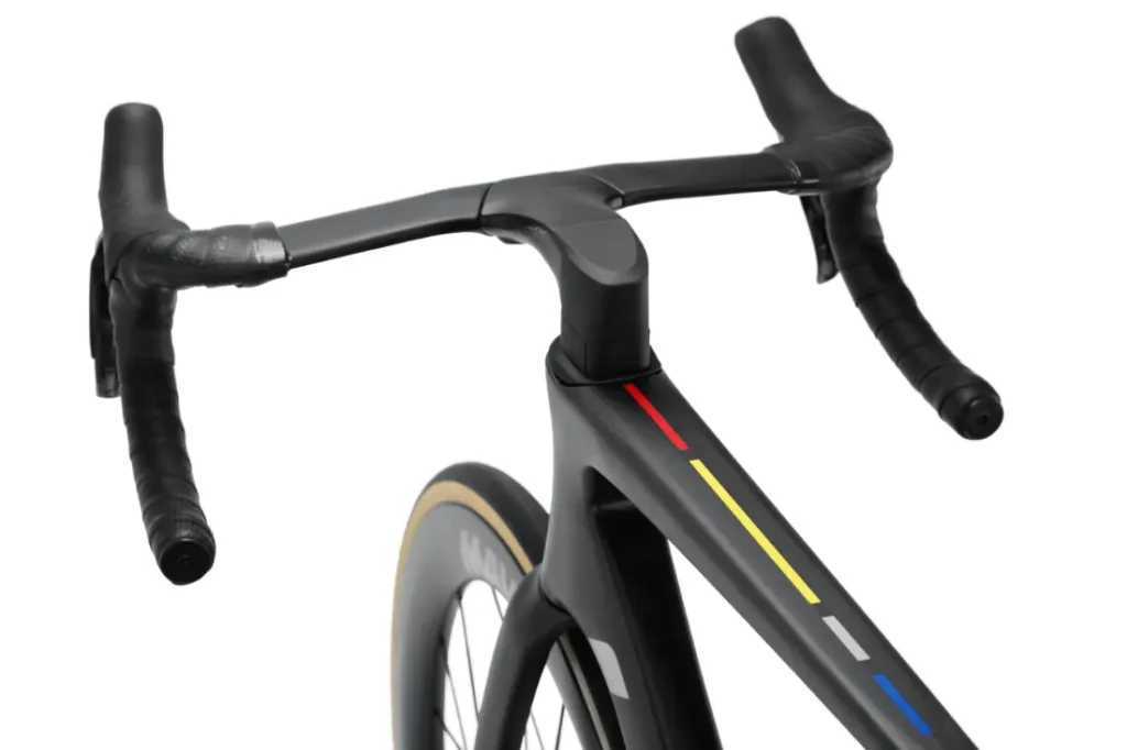 Un primer plano del manillar y la parte delantera del cuadro de una bicicleta de carretera, con un diseño aerodinámico en negro y unas discretas rayas de color en el tubo superior, que ponen de relieve el elegante estilo de la LOOK 795 Blade RS 3.